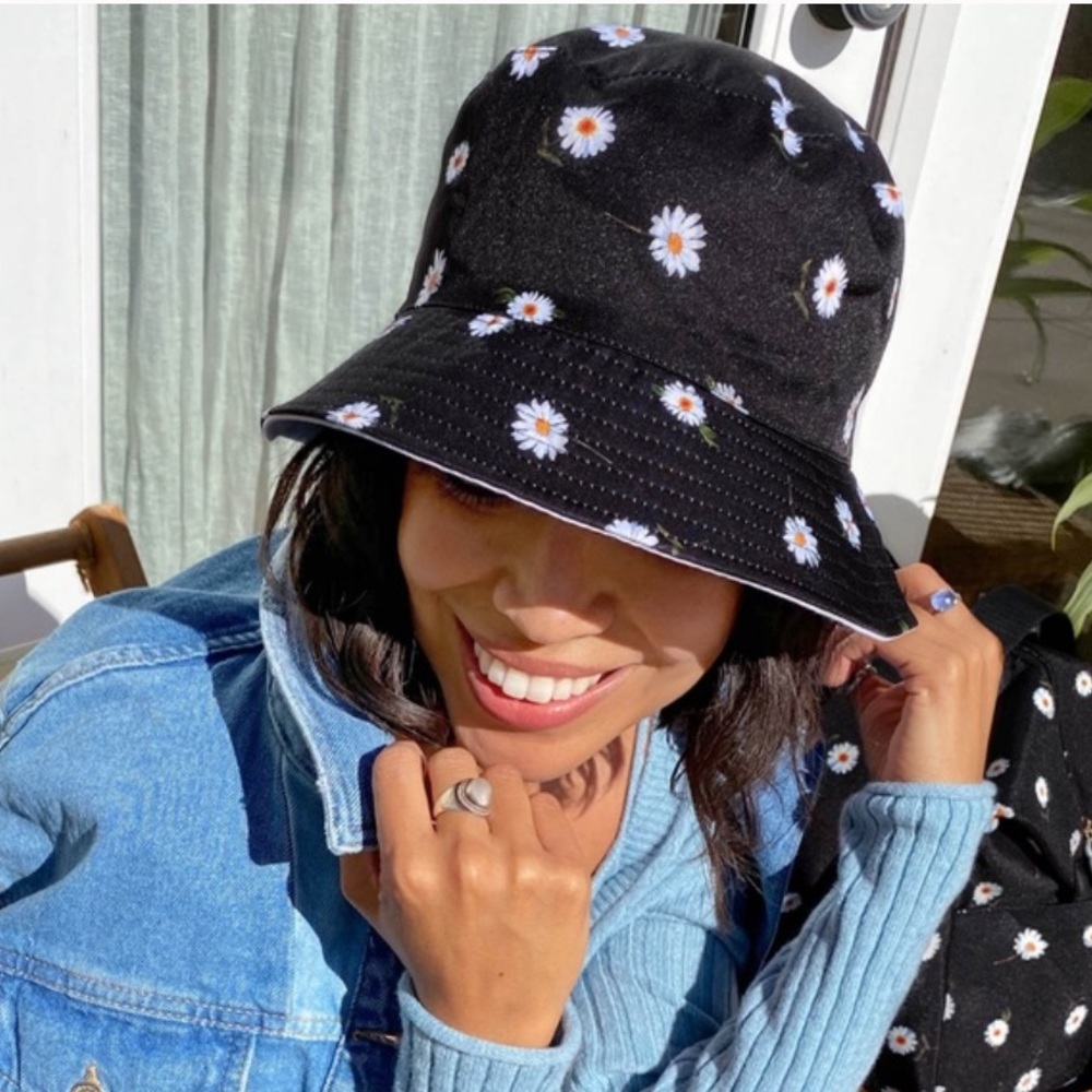 🌼ALICE AND OLIVIA Reversible Bucket Hat🌼